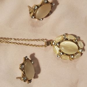 FREE WITH ANY TOP OR BLAZER..Jewelry set